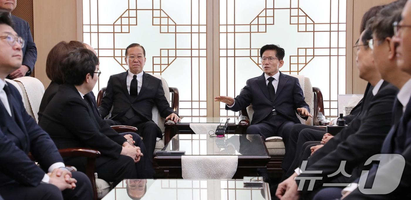 본문 이미지 - 김문수 국민의힘 대통령 후보가 4일 오전 서울 동작구 국립서울현충원에서 현충탑 참배에 앞서 권영세 비대위원장을 비롯한 당 지도부, 캠프 관계자들과 대화를 나누고 있다. (공동취재) 2025.5.4/뉴스1 ⓒ News1 안은나 기자