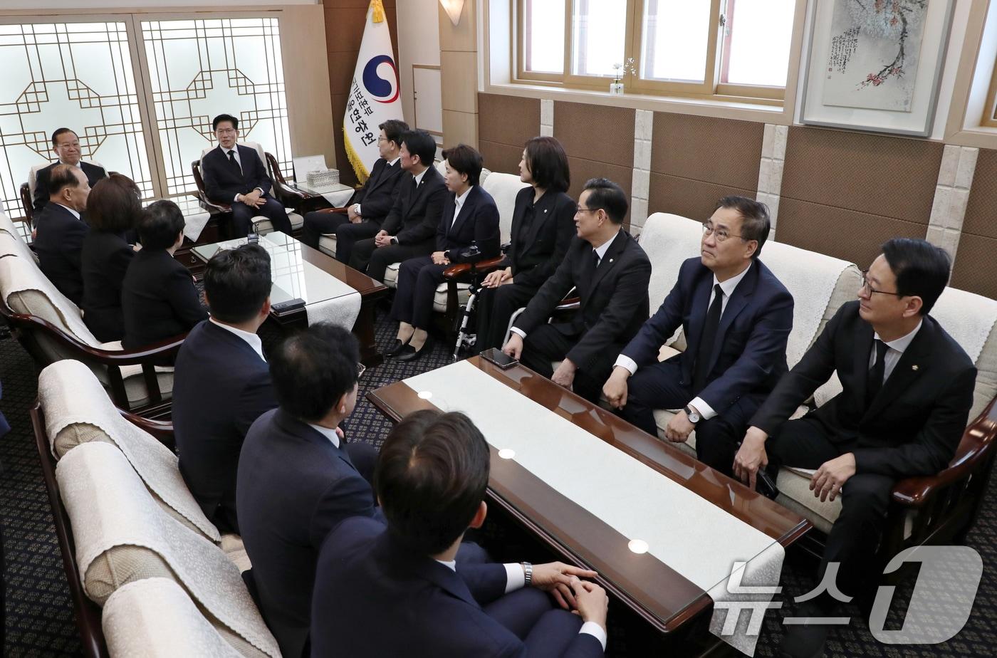 김문수 국민의힘 대통령 후보가 4일 오전 서울 동작구 국립서울현충원에서 현충탑 참배에 앞서 권영세 비대위원장을 비롯한 당 지도부, 캠프 관계자들과 대화를 나누고 있다. &#40;공동취재&#41; 2025.5.4/뉴스1 ⓒ News1 안은나 기자