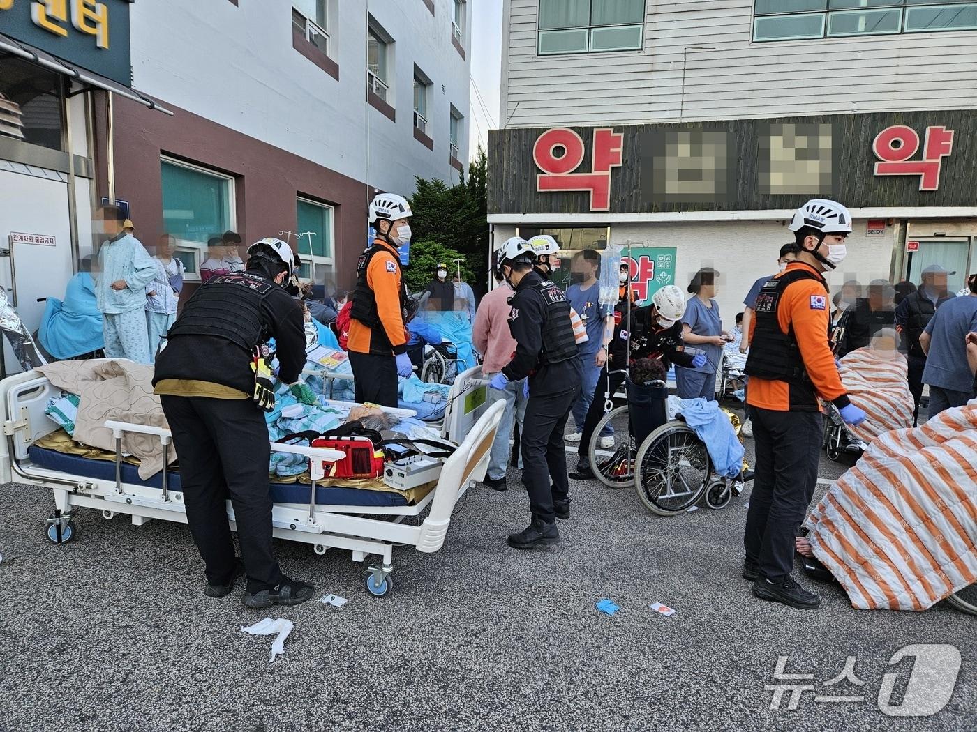 본문 이미지 - 화재로 대비한 환자들(경남소방본부 제공. 재판매 및 DB금지). 2025.5.4