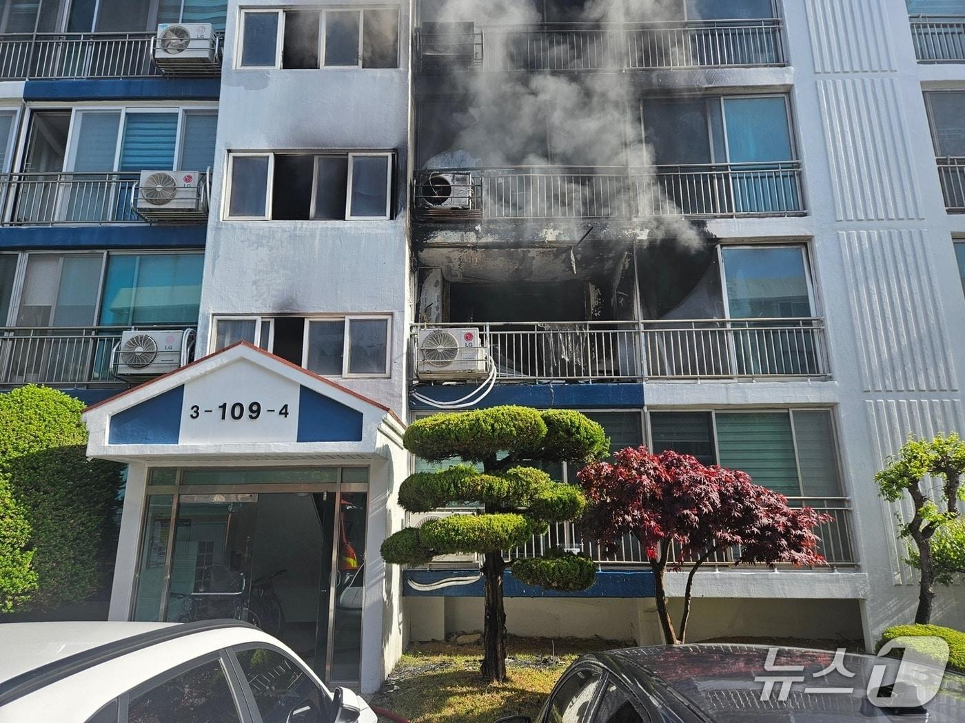 본문 이미지 - 4일 오전 8시 5분께 울산 북구 연암동의 5층짜리 아파트 2층에서 화재가 발생했다.(울산소방 제공)