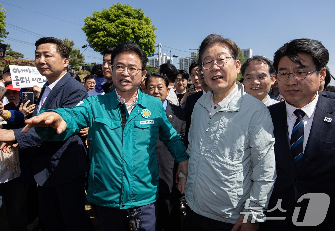 '골목골목 경청투어 : 단양팔경편'에 나선 이재명 더불어민주당 대통령 후보가 4일 오전 경북 영주시 문정둔치에서 열린 2025 영주 한국선비문화축제에서 이철우 경북도지사를 만나 대화를 하고 있다. 2025.5.4/뉴스1 ⓒ News1 이재명 기자