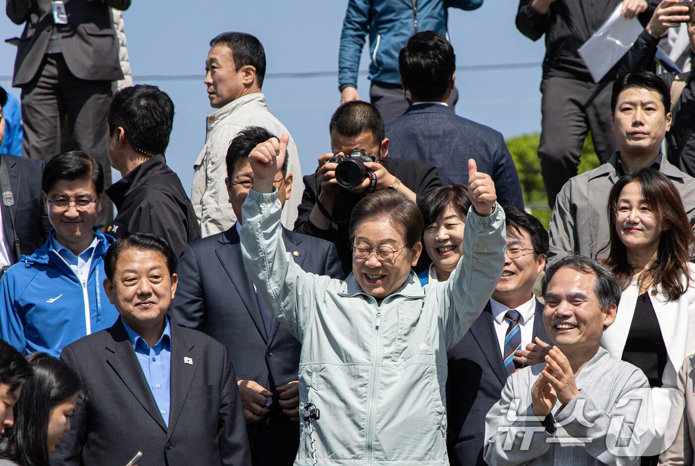 '골목골목 경청투어 : 단양팔경편'에 나선 이재명 더불어민주당 대통령 후보가 4일 오전 경북 영주시 문정둔치에서 열린 2025 영주 한국선비문화축제를 찾아 시민들에게 인사하고 있다. 2025.5.4/뉴스1 ⓒ News1 이재명 기자