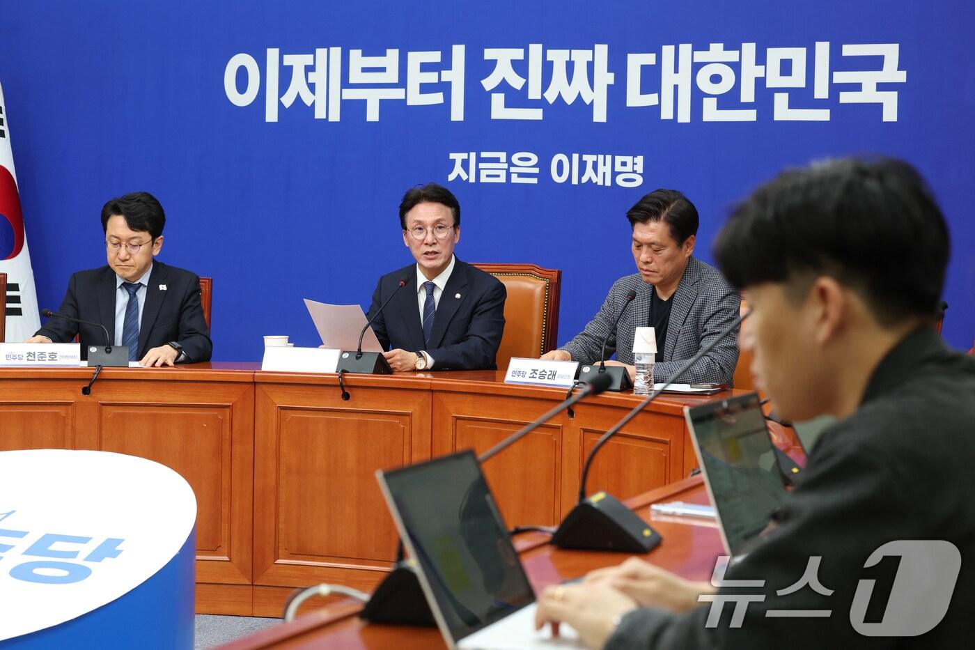 본문 이미지 - 김민석 더불어민주당 상임공동 선거대책위원장이 4일 오전 서울 여의도 국회에서 기자간담회를 하고 있다. 2025.5.4/뉴스1 ⓒ News1 이광호 기자