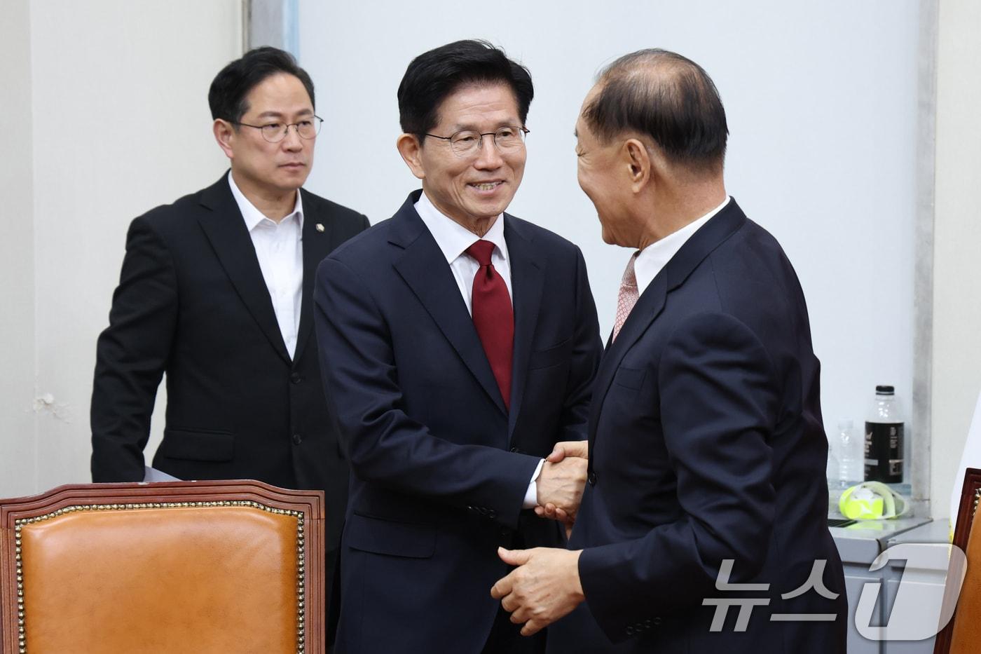 김문수 국민의힘 대통령 후보가 지난 5월 4일 오전 서울 여의도 국회에서 열린 선거대책위원회 회의에 참석하며 황우여 선관위원장과 인사나누고 있다. 2025.5.4/뉴스1 ⓒ News1 이광호 기자