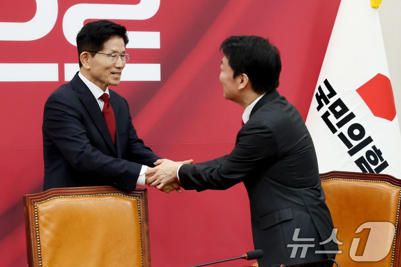 본문 이미지 - 김문수 국민의힘 대통령 후보가 4일 오전 서울 여의도 국회에서 열린 선거대책위원회 회의에 참석하며 선거대책위원장에 내정된 안철수 의원과 인사나누고 있다. 2025.5.4/뉴스1 ⓒ News1 이광호 기자