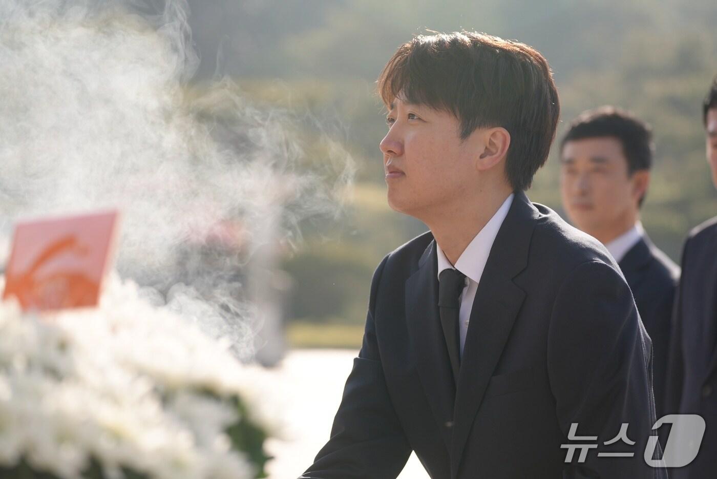 이준석 개혁신당 대선후보가 4일 오전 광주 5.18 민주묘지를 참배하고 있다. (이준석 후보 캠프 제공)