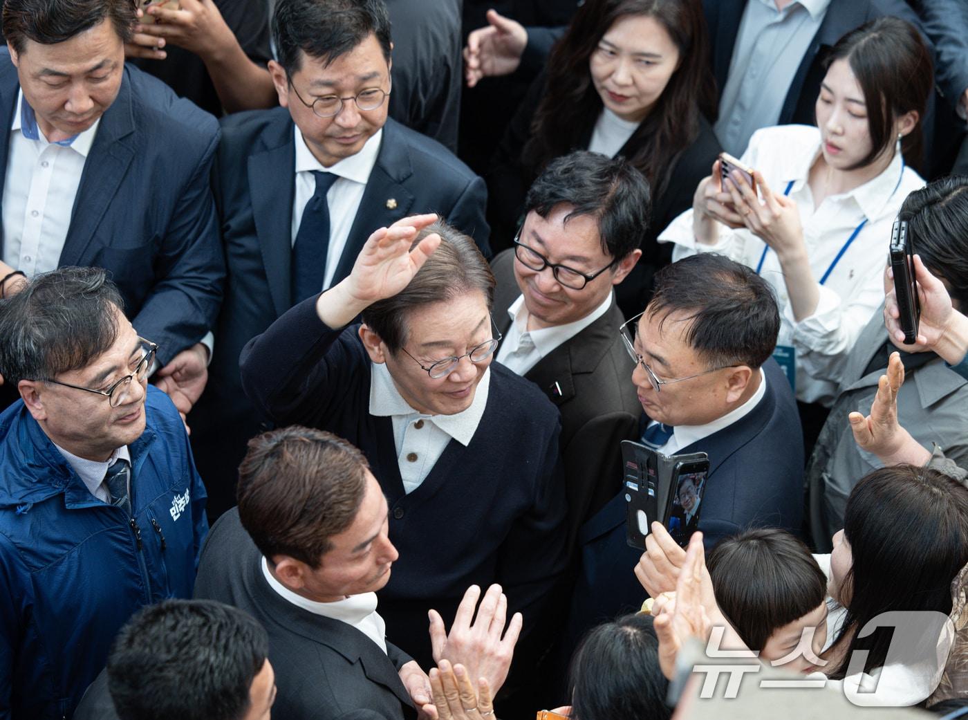 본문 이미지 - '골목골목 경청투어 : 단양팔경편'에 나선 이재명 더불어민주당 대통령 후보가 4일 오전 충북 단양군 단양구경시장에서 시민들과 인사를 나누고 있다. 2025.5.4/뉴스1 ⓒ News1 이재명 기자