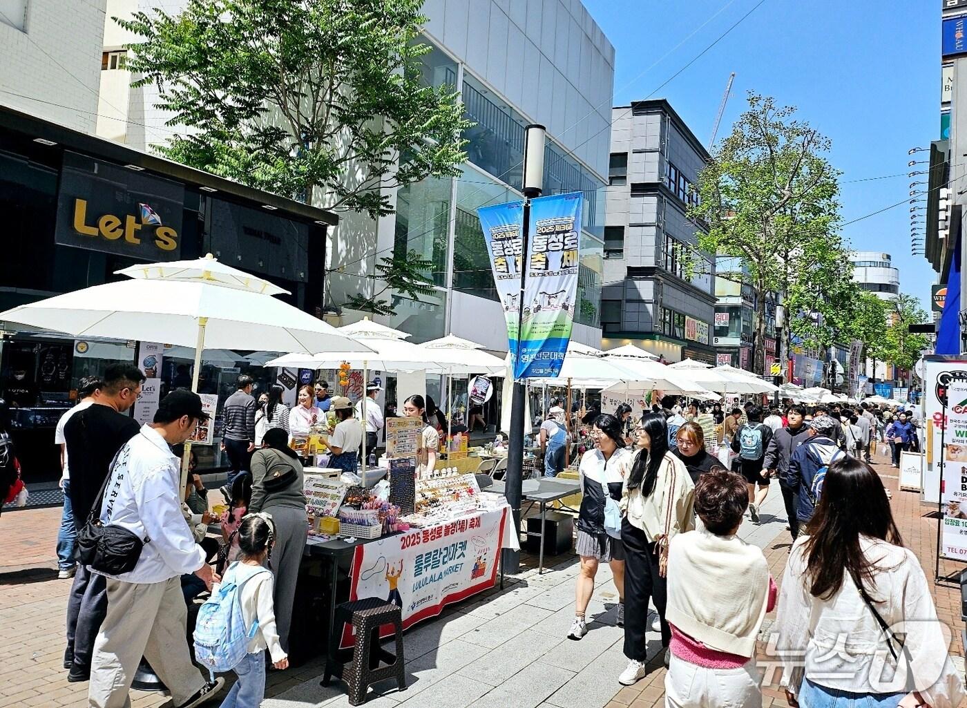 본문 이미지 - 국민의힘 대선 주자로 김문수 후보가 한동훈 후보를 눌러 당내에서 최종 선택 받은 가운데 보수정당 최대 지지 기반인 TK(대구·경북)지역 민심의 향배는 여전히 오리무중이다. 사진은 4일 대구에서 유동인구가 가장 많은 동성로. 2025.5.4/뉴스1 남승렬 기자