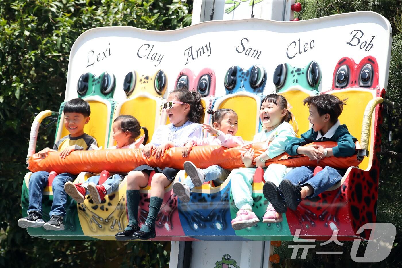 본문 이미지 - 어린이날을 하루 앞둔 지난 4일 대구 달서구 테마파크 이월드를 찾은 어린이들이 놀이기구에 몸을 맡긴 채 즐거운 연휴를 보내고 있다. 2025.5.4/뉴스1 ⓒ News1 공정식 기자