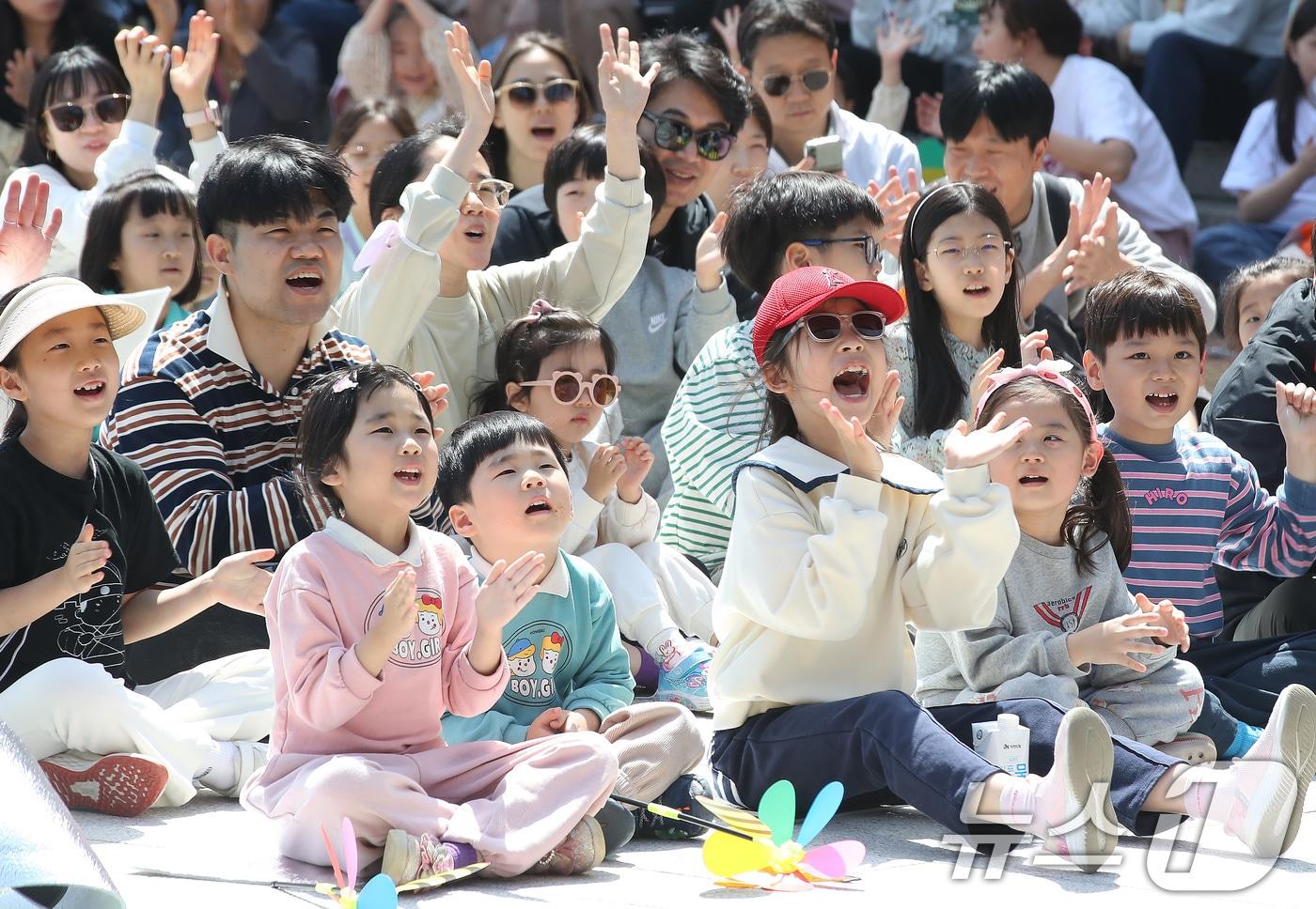 어린이날을 하루 앞둔 4일 대구 수성구 국립대구박물관을 찾은 어린이들이 마술공연을 관람하며 즐거운 연휴를 보내고 있다. 2025.5.4/뉴스1 ⓒ News1 공정식 기자