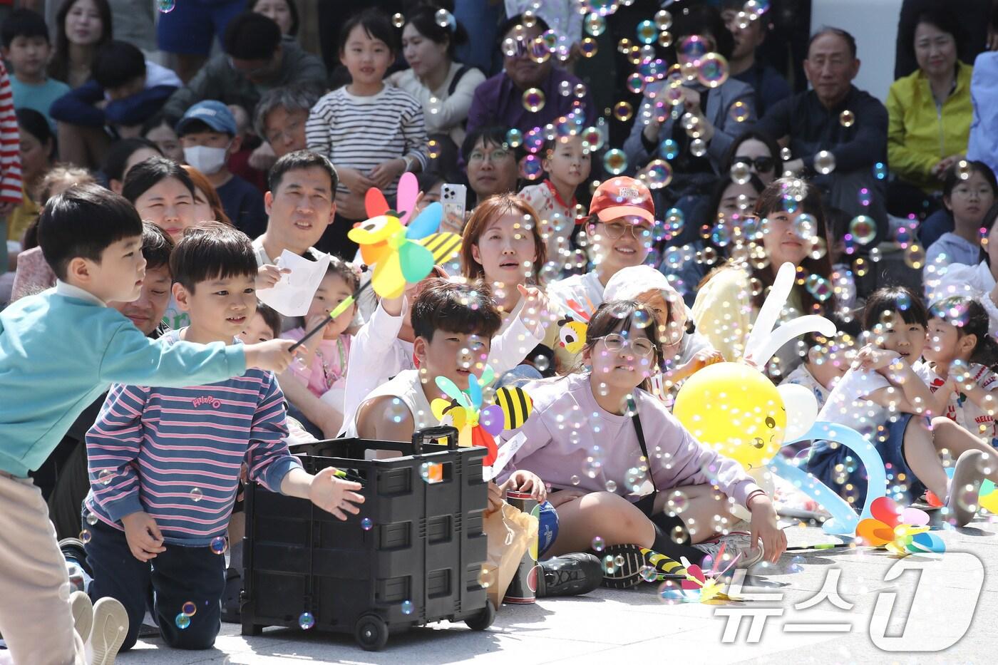 본문 이미지 - 어린이날을 하루 앞둔 4일 대구 수성구 국립대구박물관을 찾은 어린이들이 마술공연을 관람하며 즐거운 연휴를 보내고 있다. 2025.5.4/뉴스1 ⓒ News1 공정식 기자
