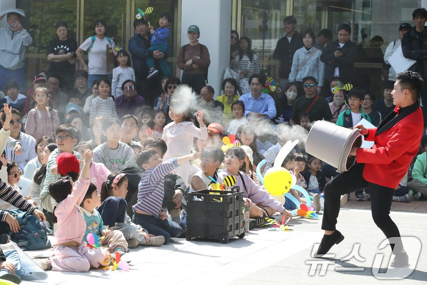 본문 이미지 - 어린이날을 하루 앞둔 4일 대구 수성구 국립대구박물관을 찾은 어린이들이 마술공연을 관람하며 즐거운 연휴를 보내고 있다. 2025.5.4/뉴스1 ⓒ News1 공정식 기자