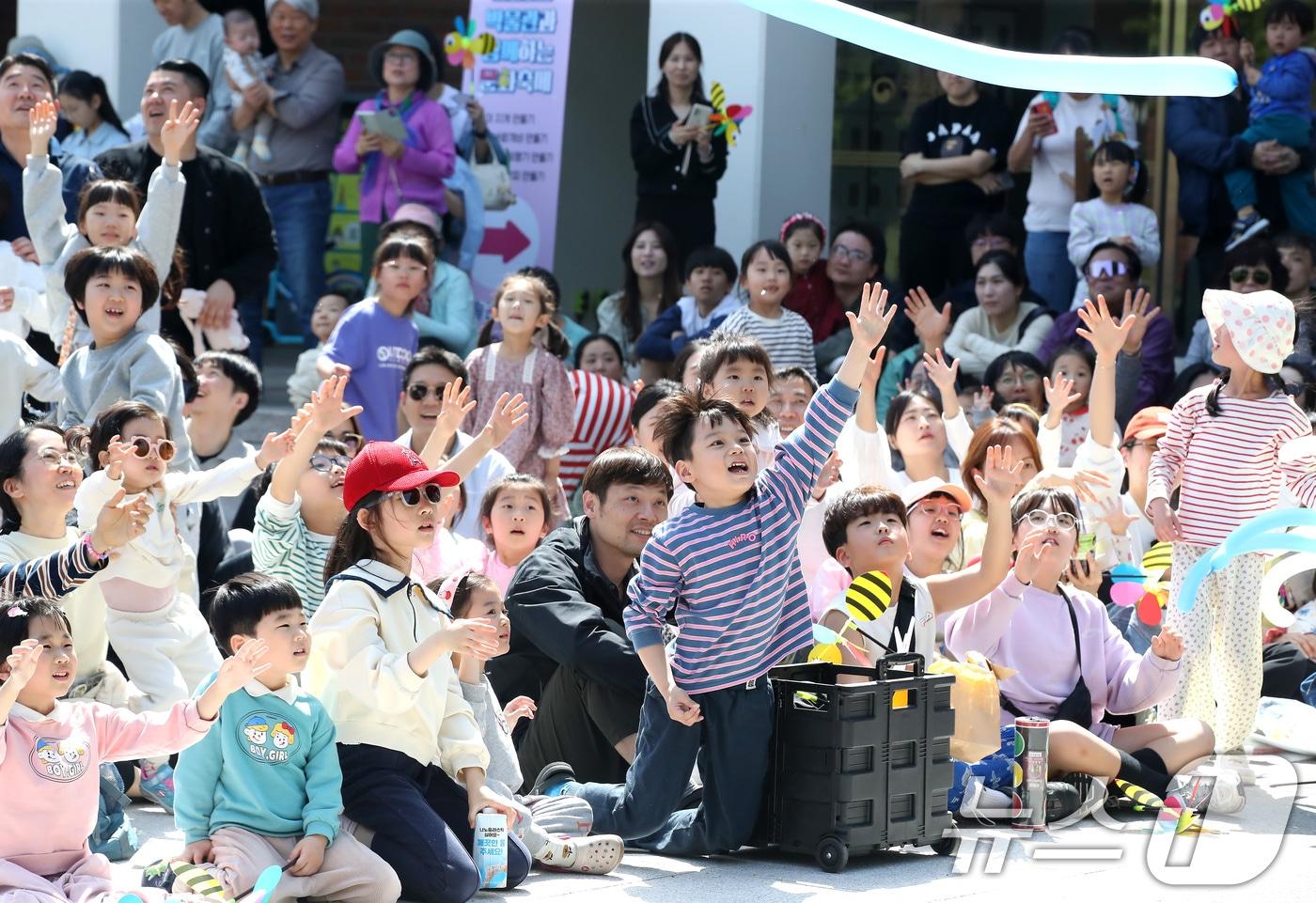 어린이날을 하루 앞둔 4일 대구 수성구 국립대구박물관을 찾은 어린이들이 마술공연을 관람하며 즐거운 연휴를 보내고 있다. 2025.5.4/뉴스1 ⓒ News1 공정식 기자