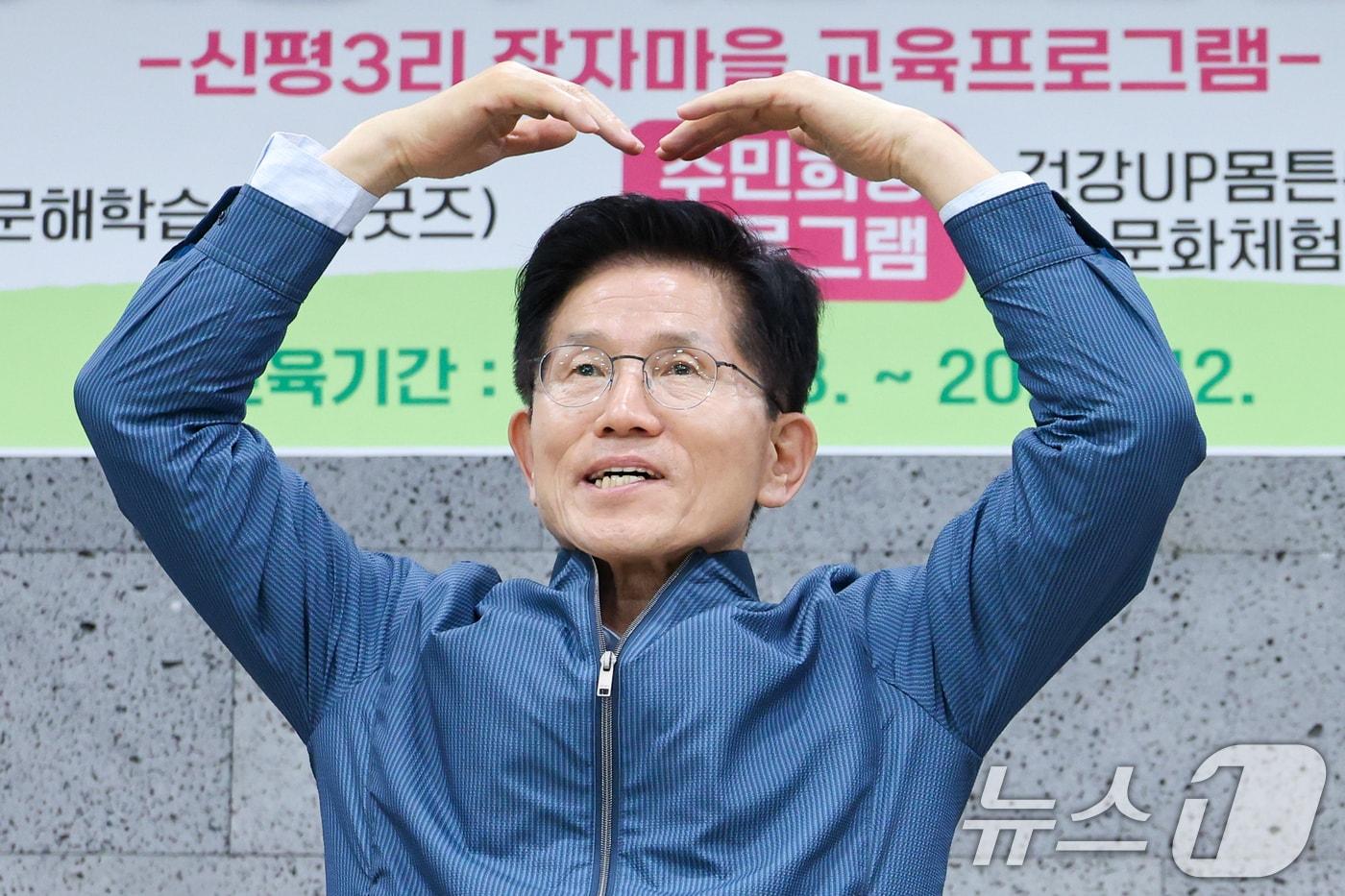 본문 이미지 - 김문수 국민의힘 대통령 후보가 4일 오후 경기 포천시 한센인 정착마을인 장자마을 행복나눔터를 방문해 하트를 그리며 인사하고 있다. 2025.5.4/뉴스1 ⓒ News1 안은나 기자