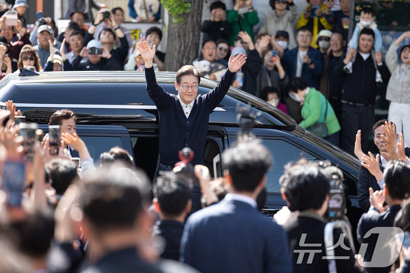 '골목골목 경청투어 : 단양팔경편'에 나선 이재명 더불어민주당 대통령 후보가 4일 오후 강원 영월군 영월서부시장에 도착해 시민들에게 인사하고 있다. 2025.5.4/뉴스1 ⓒ News1 이재명 기자
