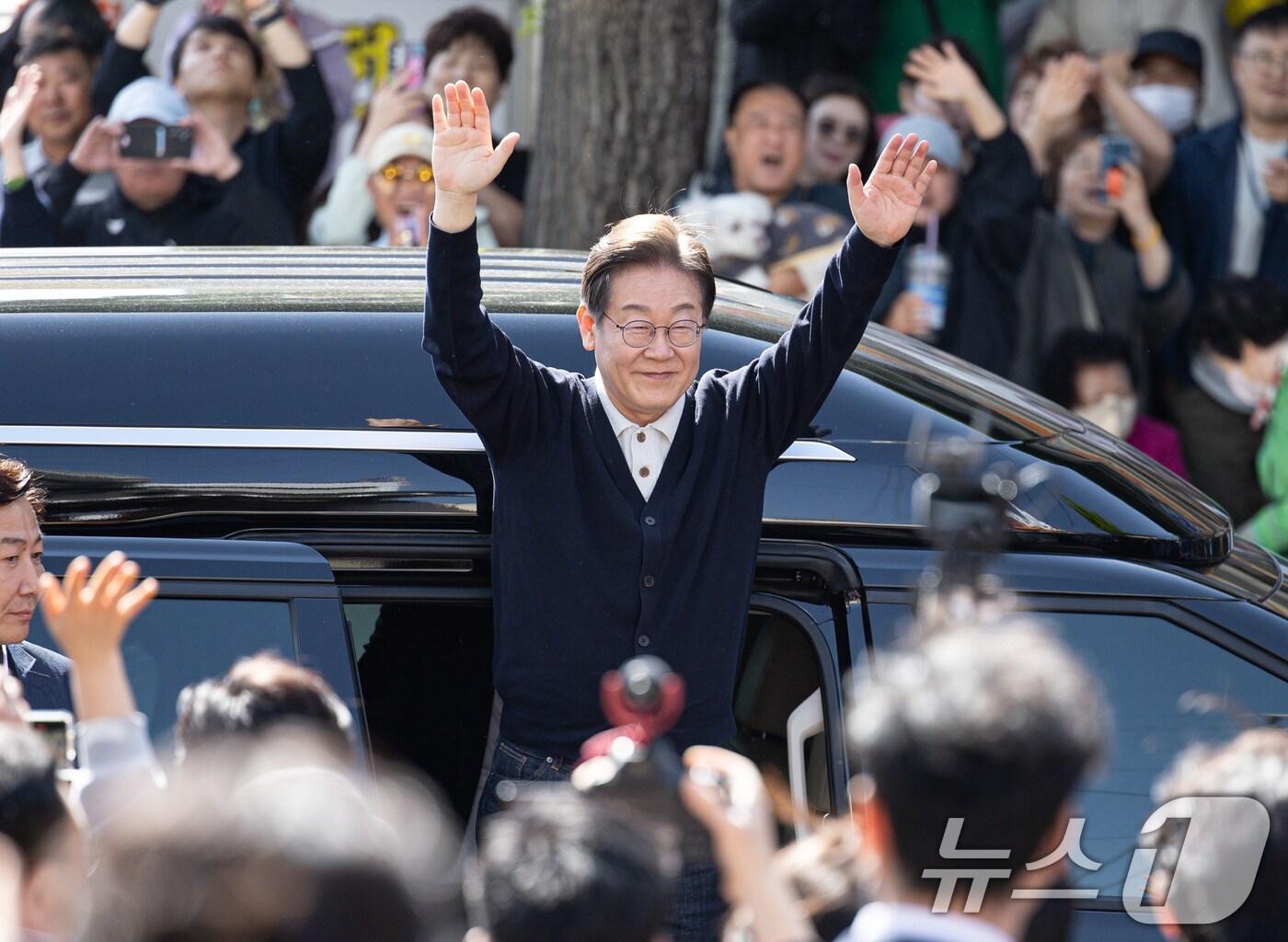 본문 이미지 - &#39;골목골목 경청투어 : 단양팔경편&#39;에 나선 이재명 더불어민주당 대통령 후보가 4일 오후 강원 영월군 영월서부시장에 도착해 시민들을 향해 인사하고 있다. 2025.5.4/뉴스1 ⓒ News1 이재명 기자