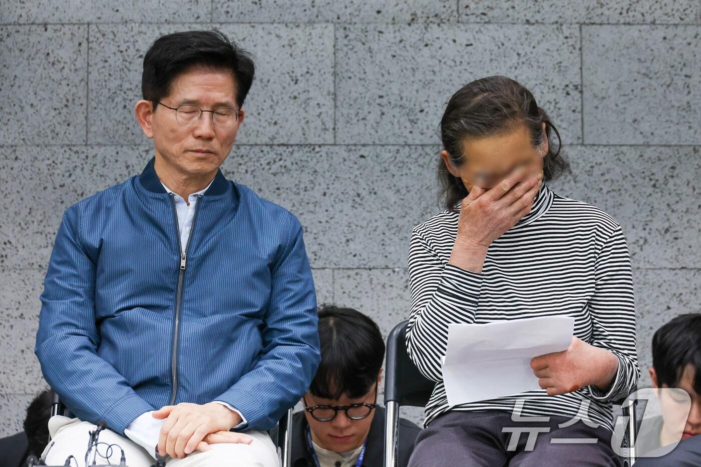 본문 이미지 - 김문수 국민의힘 대통령 후보가 4일 오후 경기 포천시 한센인 정착마을인 장자마을 행복나눔터를 방문해 주민 편지 낭독을 들으며 눈물을 흘리고 있다. 2025.5.4/뉴스1 ⓒ News1 안은나 기자