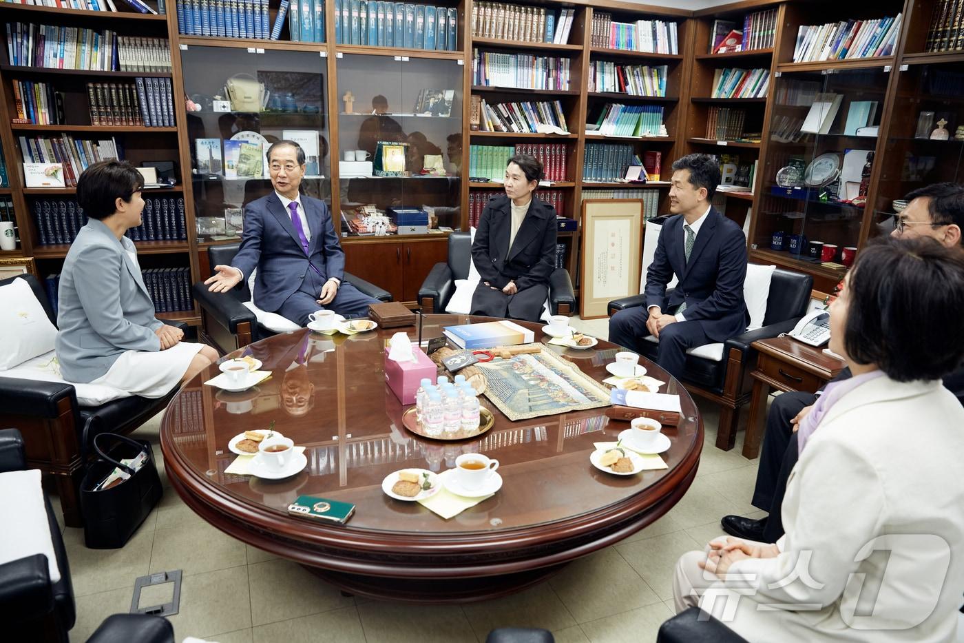 한덕수 무소속 대선 예비후보가 4일 서울 종로구 종교교회에서 예배를 드린 뒤 전창희 담임목사와 차담을 나누고 있다. (한덕수 캠프 제공, 재판매 및 DB 금지)2025.5.4/뉴스1