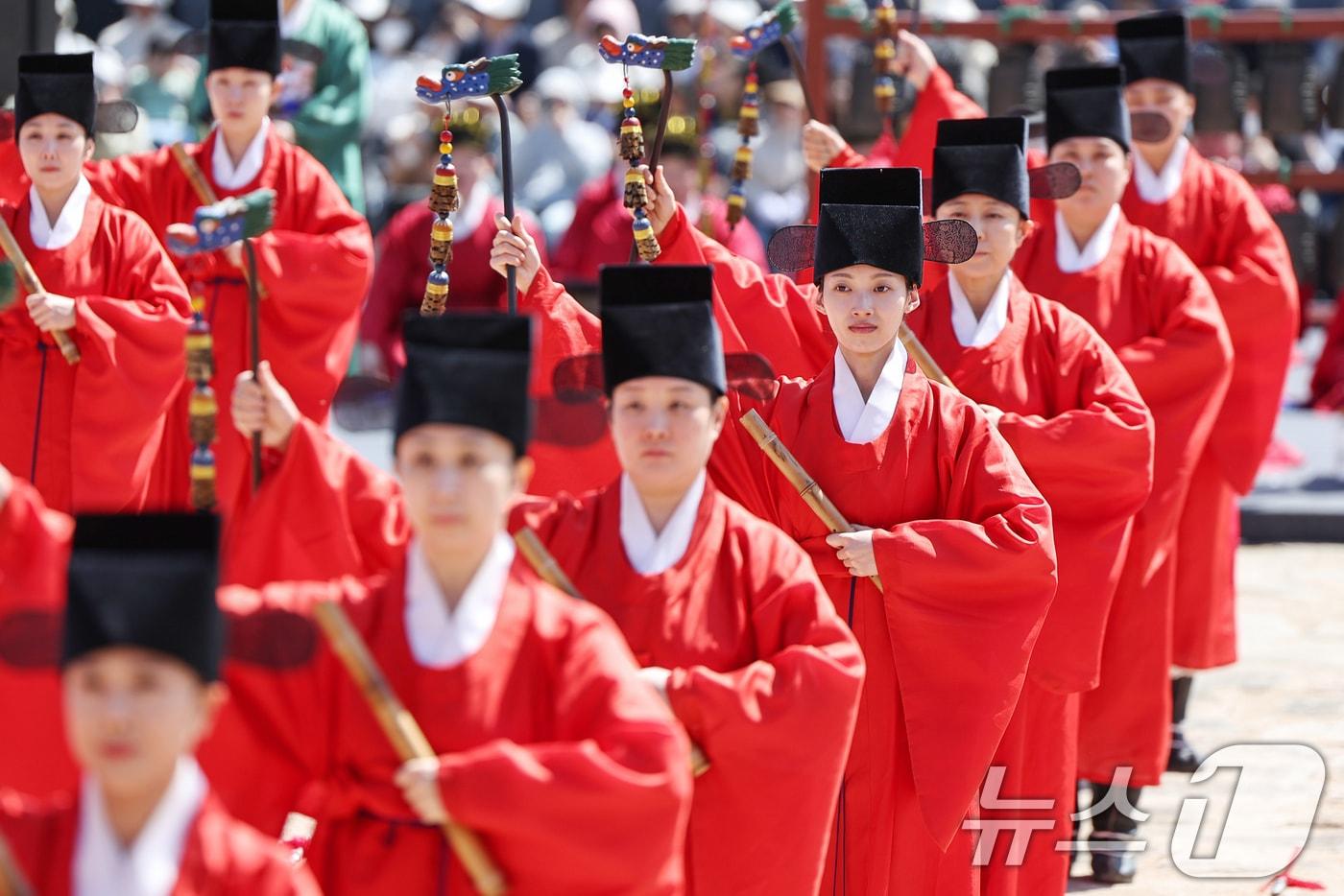 4일 오후 서울 종로구 종묘 정전에서 봉행된 &#39;종묘대제&#39;에서 무용수들이 종묘제례악에 맞춰 일무를 펼치고 있다. 2025.5.4/뉴스1 ⓒ News1 민경석 기자
