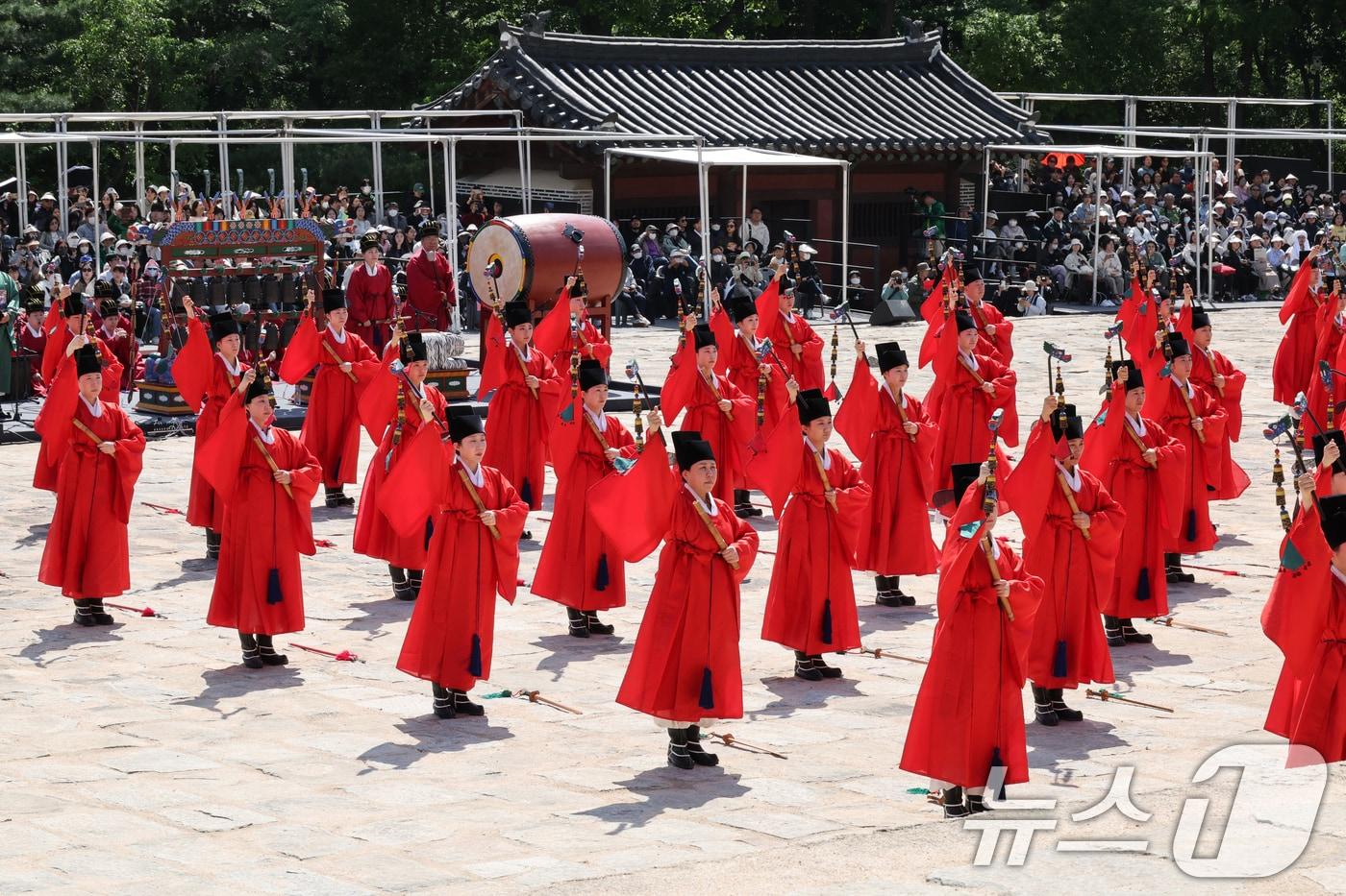 본문 이미지 - 지난해 서울 종로구 종묘 정전에서 봉행된 '종묘대제'에서 무용수들이 종묘제례악에 맞춰 일무를 펼치고 있는 모습. ⓒ 뉴스1 민경석 기자