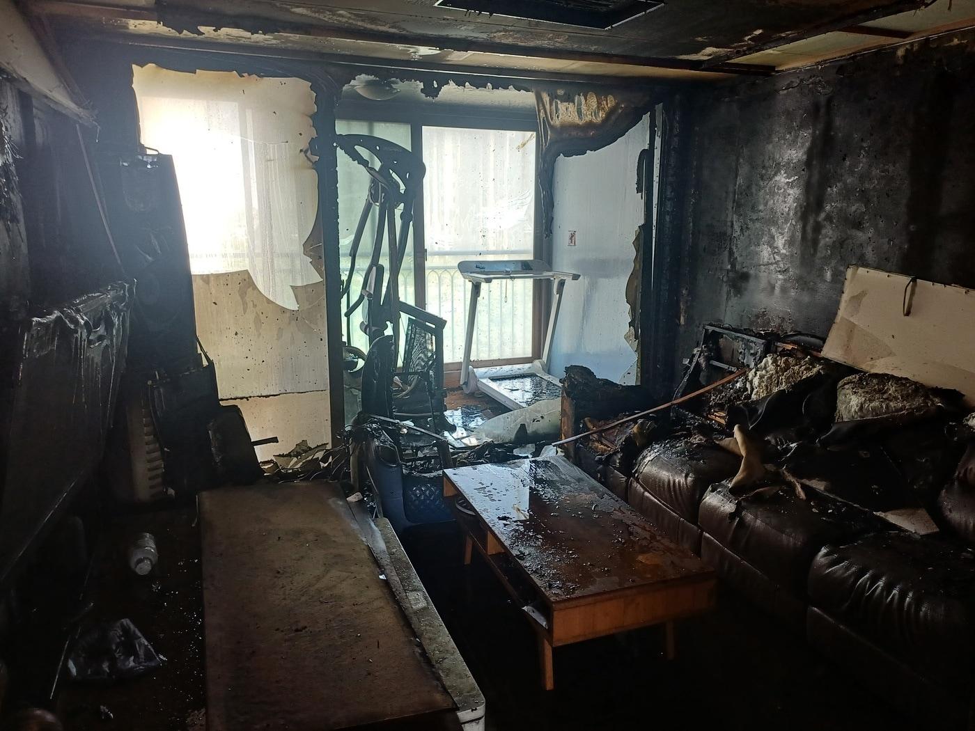 본문 이미지 - 4일 오후 1시 43분께 충남 서산시 한 아파트 8층에서 불이 났다.(서산소방서제공. 재판매 및 DB금지)