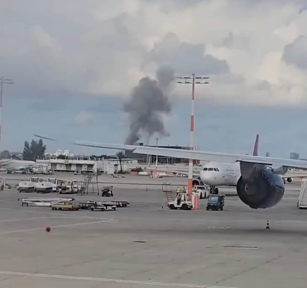 본문 이미지 - 4일(현지시간) 이스라엘 텔아비브의 벤구리온 국제공항 근처에 예멘 후티반군이 발사한 미사일이 낙하해 연기가 피어오르는 모습. <사진=엑스(X) 갈무리>