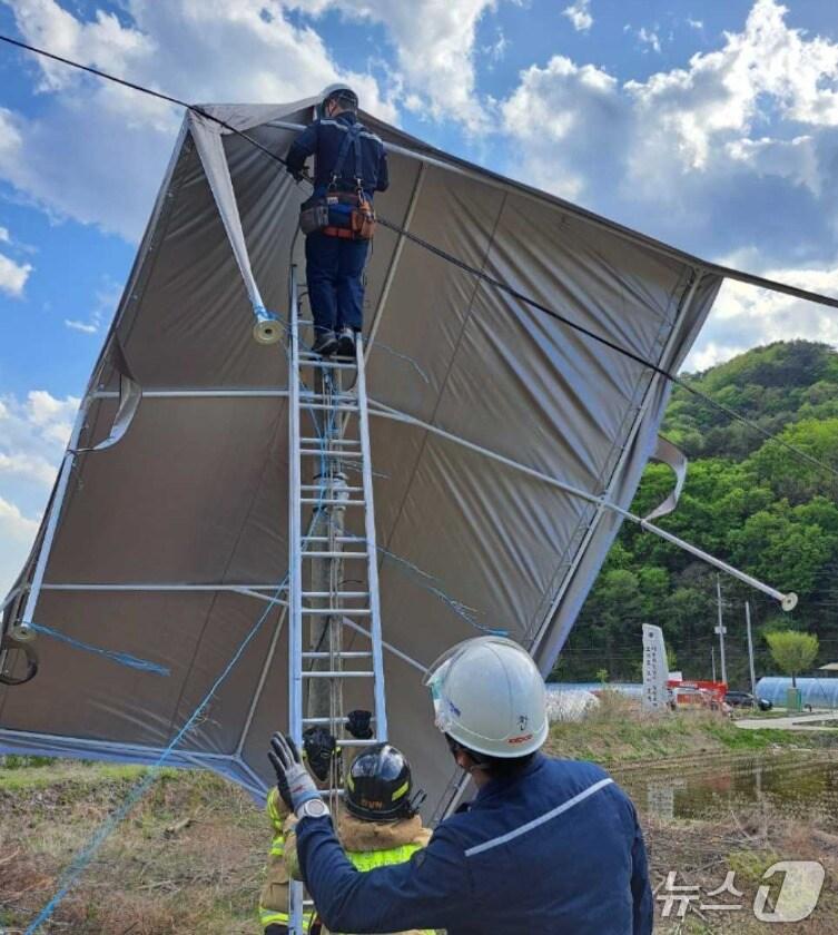 본문 이미지 - 4일 강풍특보가 내려졌던 강원 양구군의 모처에서 쓰러진 한 시설물에 대한 안전조치가 이뤄지고 있다. (강원특별자치도소방본부 제공. 재판매 및 DB금지) 2025.5.4/뉴스1