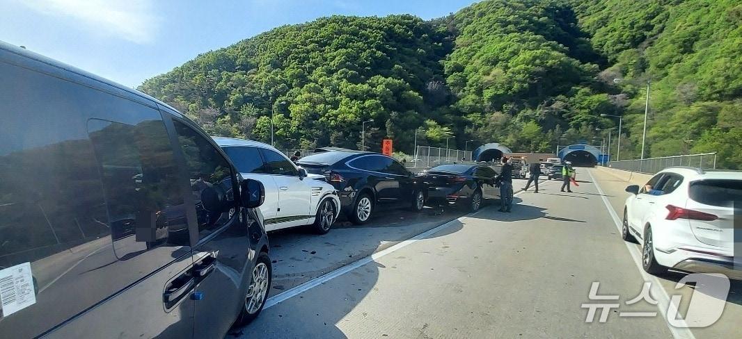 본문 이미지 - 4일 오후 3시23분께 전북자치도 완주군 상관면 순천완주고속도로 상행선(임실IC →상관IC 방향) 12㎞ 지점에서 승용차와 승합차, SUV차 등 차량 8대가 부딪히는 사고가 발생했다.(전북소방 제공. 재판매 및 DB금지)2025.5.4/뉴스1