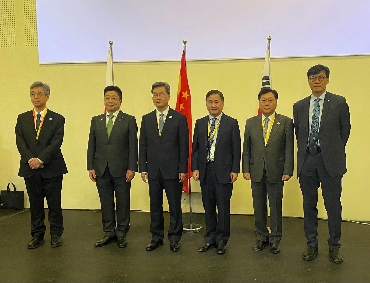 본문 이미지 - 4일&#40;현지시간&#41; 이탈리아 밀라노에서 개최된 한일중 재무장관, 총재회의에 참석한 히미노 일본은행 부총재&#40;왼쪽부터&#41;, 카토 일본 재무장관, 란 포안 중국 재무장관, 판궁성 PBC 총재, 최지영 기획재정부 차관보, 이창용 한국은행 총재의 모습.&#40;한국은행 제공&#41;