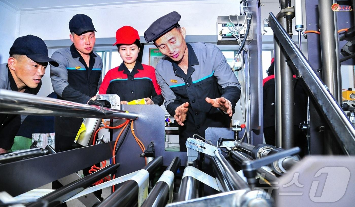 &#40;평양 노동신문=뉴스1&#41; = 북한 노동당 기관지 노동신문은 5일 평양시인쇄공장에서 대중의 생산열의를 북돋아주고 있는 당세포비서를 조명했다. [국내에서만 사용가능. 재배포 금지. DB 금지. For Use Only in the Republic of Korea. Redistribution Prohibited] rodongphoto@news1.kr