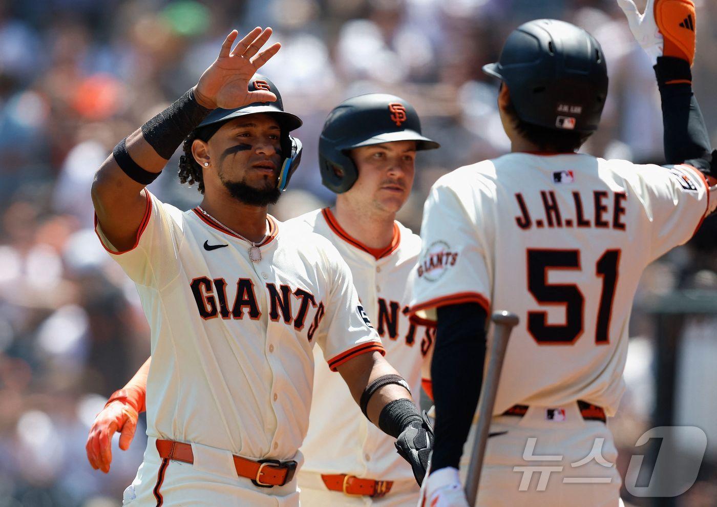 본문 이미지 - 샌프란시스코 이정후(오른쪽)가 동료들과 하이파이브를 하고 있다. ⓒ AFP=뉴스1