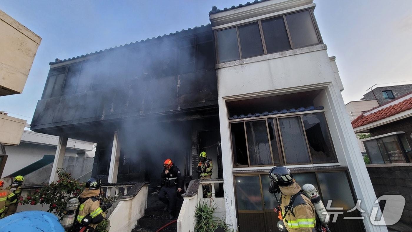 본문 이미지 - 4일 오전 5시29분쯤 화재가 발생한 제주시 연동의 한 2층짜리 주택.(제주도 소방안전본부 제공, 재판매 및 DB 금지)