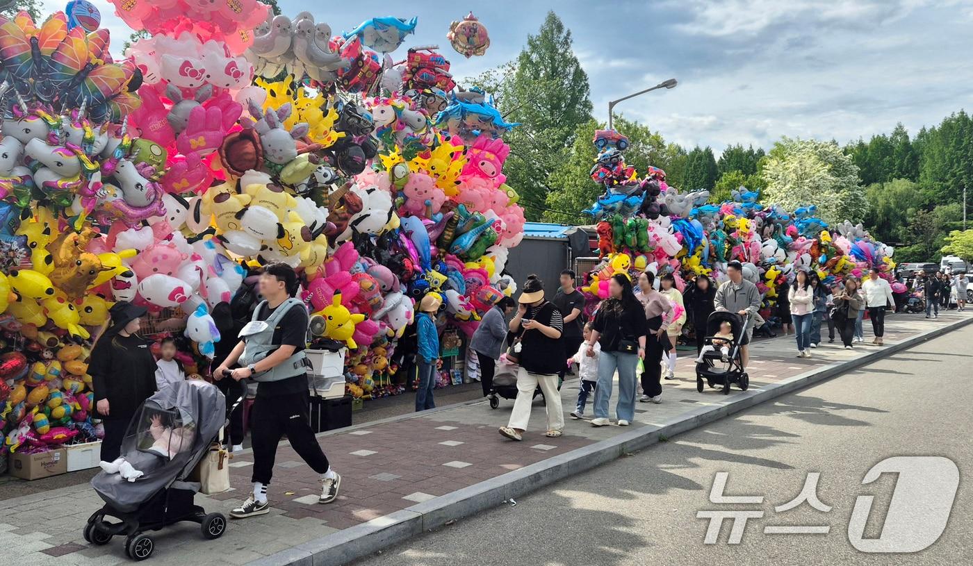 본문 이미지 - 어린이날인 5일 전북자치도 전주시 전주동물원에 가족 단위의 방문객들의 발길이 이어지고 있다. 2025.5.5/뉴스1 ⓒ News1 유경석 기자