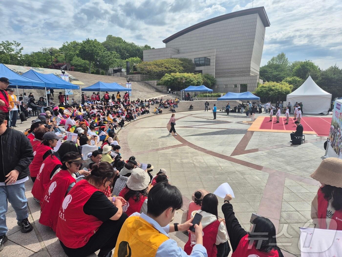 본문 이미지 - 5일 전북자치도 전주시 한국소리문화의전당 야외놀이마당에서 열린 어린이날 축제 한마당을 찾은 시민들이 공연을 보며 즐거운 시간을 보내고 있다. 2025.5.5/뉴스1 ⓒ News1 유경석 기자