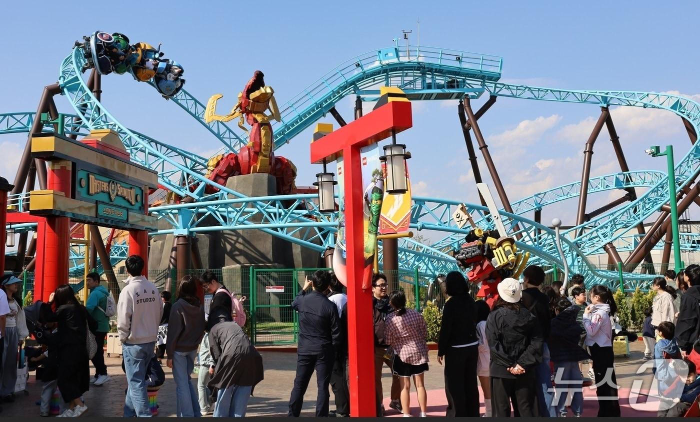 레고랜드 신규 라이드 스핀짓주 마스터에서 어린이들이 색다른 스릴을 즐기고 있다.(레고랜드 제공. 재판매 및 DB금지)/뉴스1