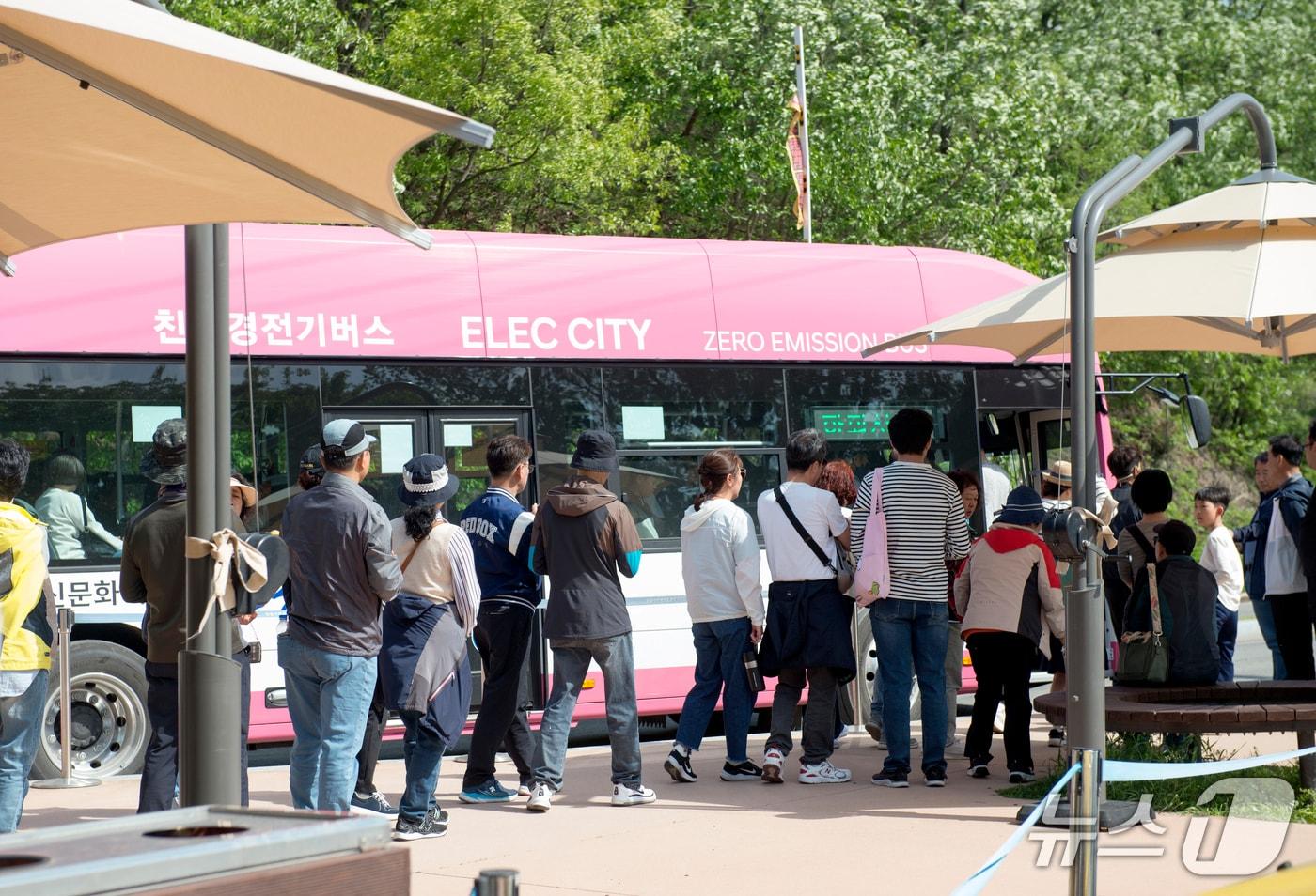 지난 4일 오후 경북 안동 하회마을 무료 셔틀버스 타는 곳에 긴 줄이 이어져 있다. 2025.5.4/뉴스1 ⓒ News1 이성덕 기자
