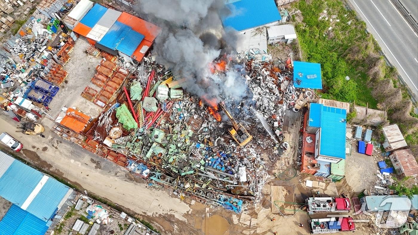 5일 오전 울산 남구 상개동 고물상에서 원인미상의 불이 났다.(울산소방본부제공. 재판매 및 DB 금지)