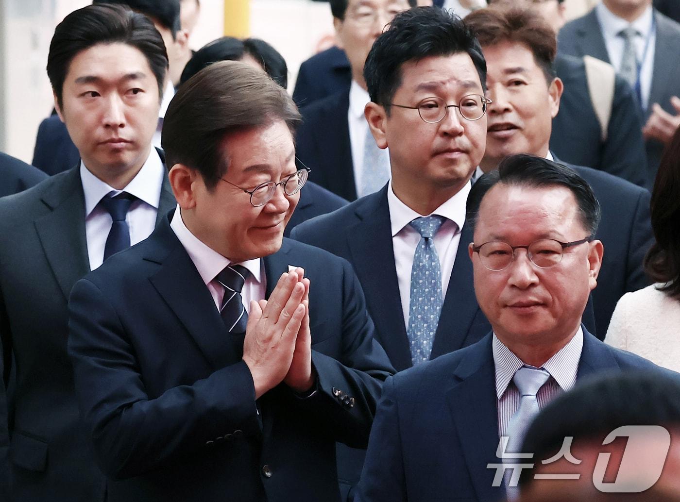 본문 이미지 - 이재명 더불어민주당 대통령 후보가 5일 오전 서울 종로구 조계사에서 열린 불기 2569년 부처님오신날 봉축법요식에 참석하고 있다. 2025.5.5/뉴스1 ⓒ News1 김민지 기자