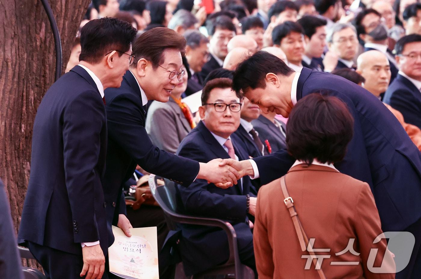 이재명 대통령이 지난 대선 당시 서울 종로구 조계사에서 열린 불기 2569년 부처님오신날 봉축법요식에 참석해 오세훈 서울시장과 인사하고 있다. 2025.5.5/뉴스1 ⓒ News1 김민지 기자