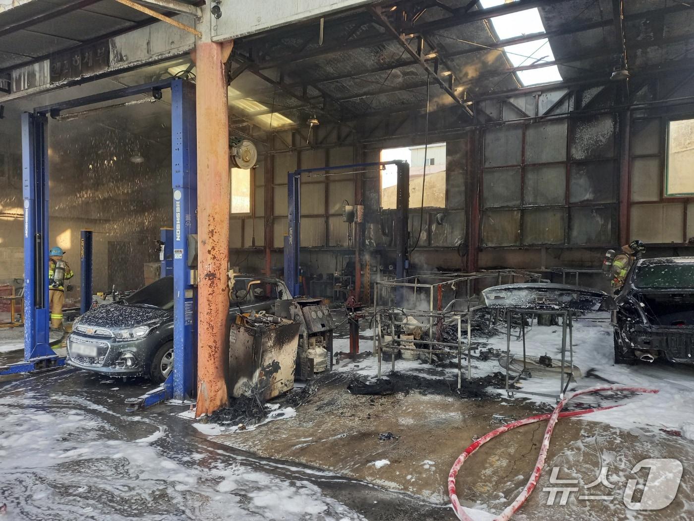 본문 이미지 - 4일 부산 기장군 한 자동차 정비업체에서 불이 나 차량과 내부가 검게 타 있다. (부산소방재난본부 제공. 재판매 및 DB 금지)
