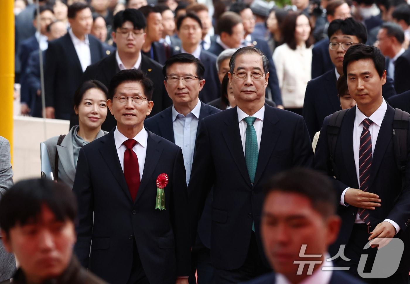 본문 이미지 - 김문수 국민의힘 대통령 후보(앞줄 왼쪽)와 한덕수 무소속 대통령 선거 예비후보가 5일 오전 서울 종로구 조계사에서 열린 불기 2569년 부처님오신날 봉축법요식에 참석하고 있다. 2025.5.5/뉴스1 ⓒ News1 김민지 기자
