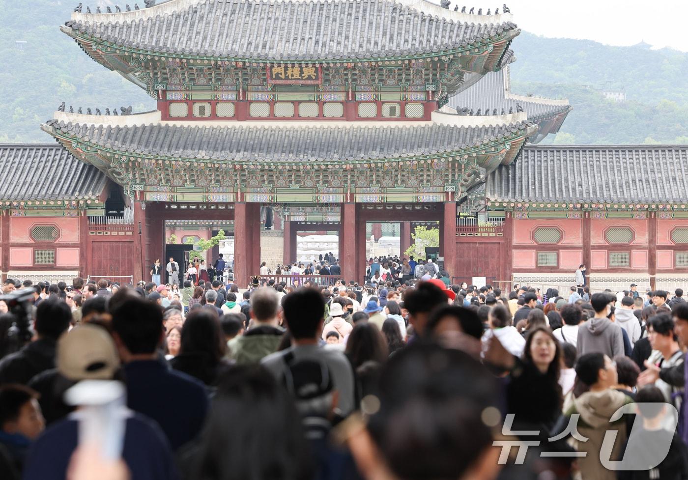 이린이날인 5일 서울 종로구 경복궁이 시민들과 외국인 관광객들로 북적이고 있다. 2025.5.5/뉴스1 ⓒ News1 허경 기자