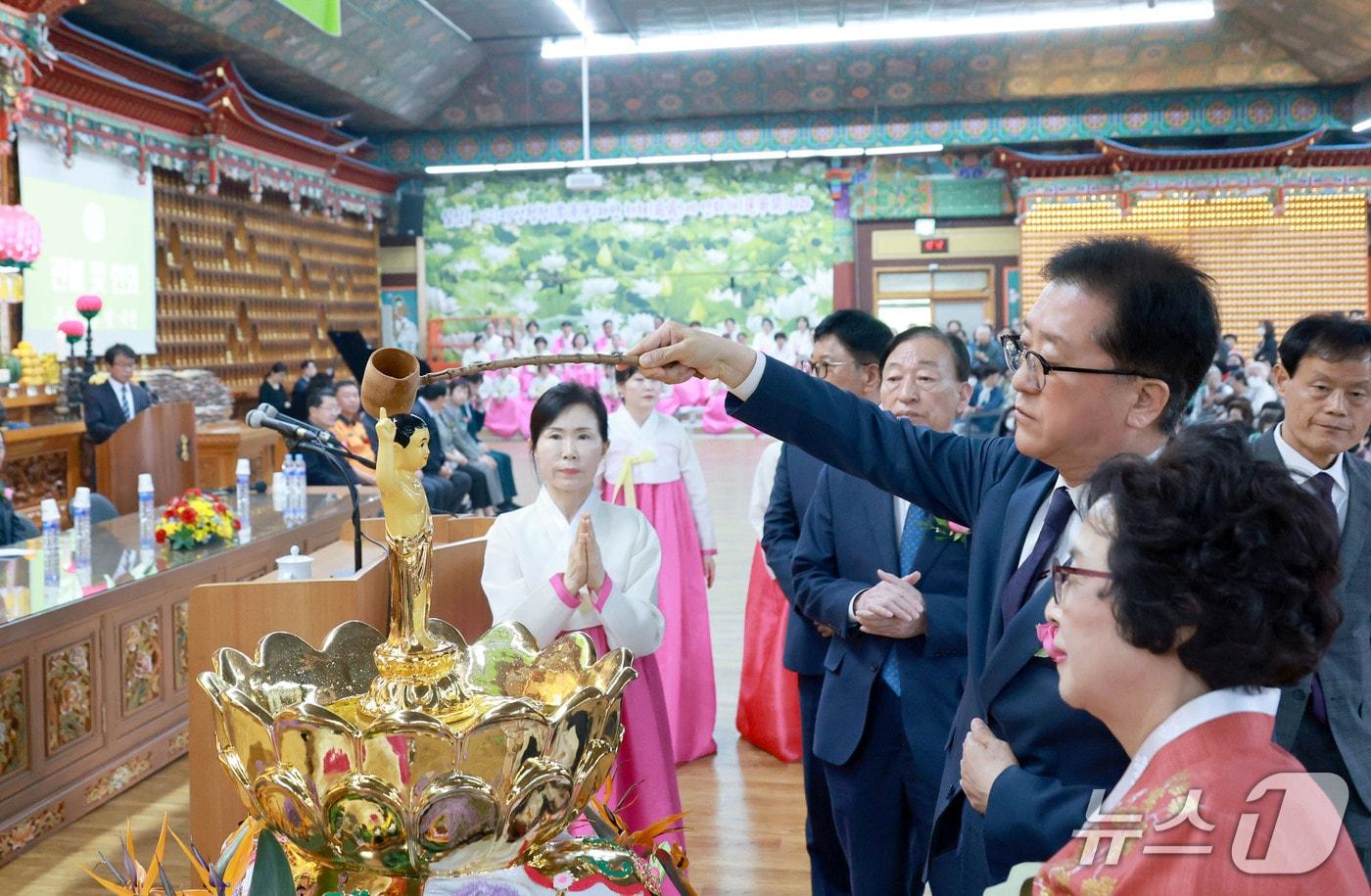 본문 이미지 - 조원휘 대전시의회 의장이 관불의식을 하고 있다.(대전시의회 제공, 재판매 및 DB 금지)/뉴스1