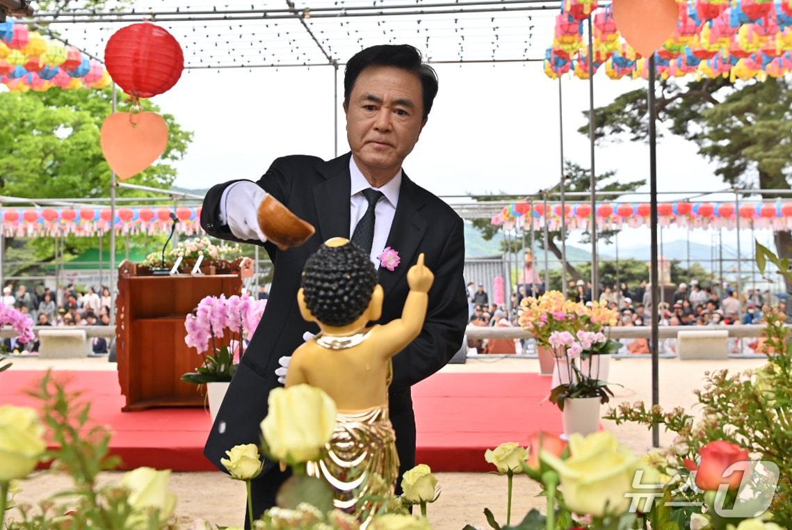 본문 이미지 - 김태흠 충남지사가 석가탄신일을 맞아 예산 수덕사, 천안 각원사를 찾아 봉축법요식에 참석했다.(충남도 제공)