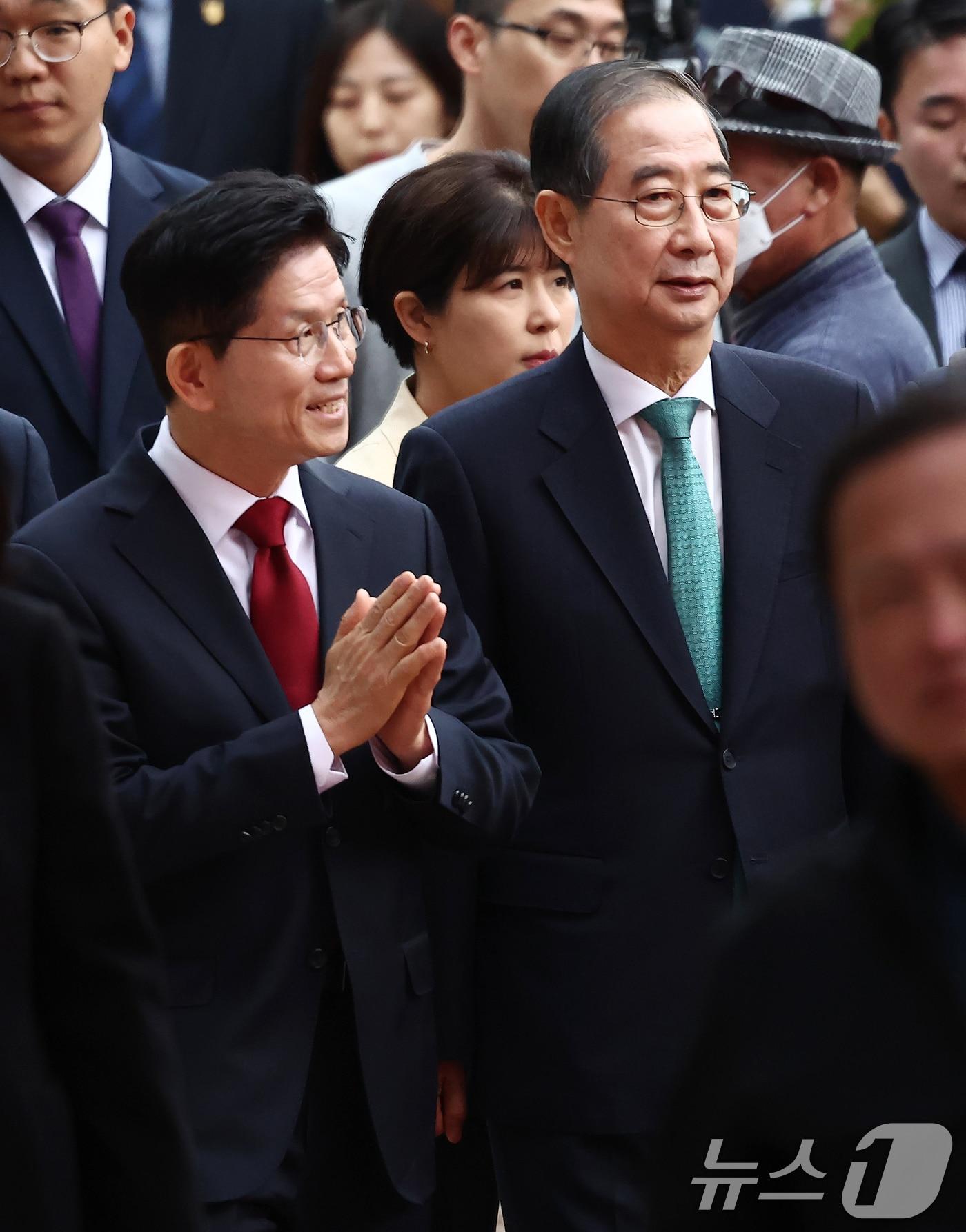 본문 이미지 - 김문수 국민의힘 대통령 후보(왼쪽)와 한덕수 무소속 대통령 선거 예비후보가 5일 오전 서울 종로구 조계사에서 열린 불기 2569년 부처님오신날 봉축법요식에 참석하고 있다. 2025.5.5/뉴스1 ⓒ News1 김민지 기자