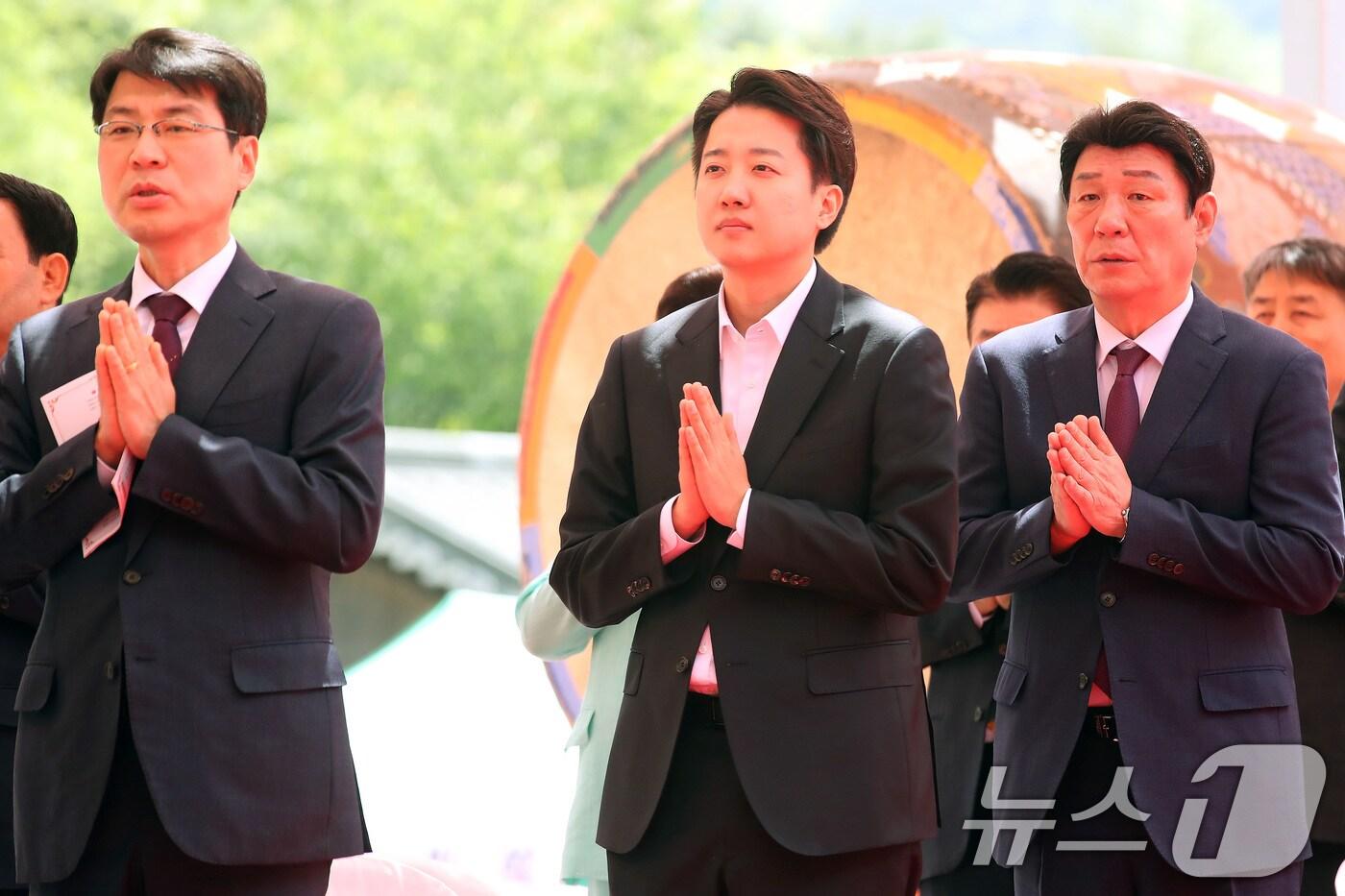 본문 이미지 - 이준석 개혁신당 대선후보(가운데)가 5일 오전 대구 동구 동화사 통일대불광장에서 열린 불기 2569년 부처님 오신 날 봉축대법회에 참석해 합장하고 있다. 왼쪽은 김정기 대구시장 권한대행(행정부시장), 오른쪽은 강대식 국민의힘 의원. 2025.5.5/뉴스1 ⓒ News1 공정식 기자