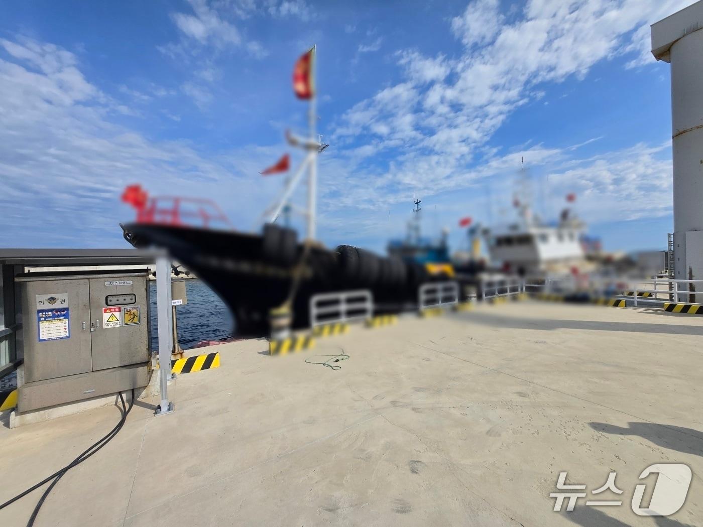 본문 이미지 - 전북 군산해양경찰이 배타적경제수역법 위반 혐의로 나포한 중국어선.(군산해양경찰서 제공. 재판매 및 DB금지)/뉴스1 