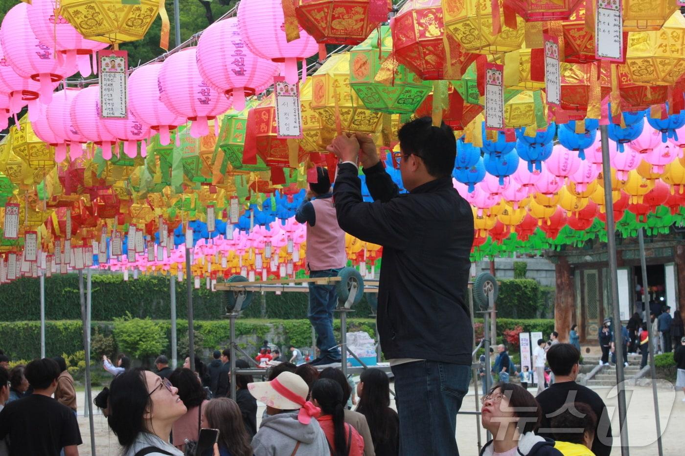 불기 2569년 부처님오신날 봉축 법요식이 열린 5일 전북자치도 김제시 금산사에서 불자가 연등을 달고 있다. 2025.5.5/뉴스1 ⓒ News1 신준수 기자