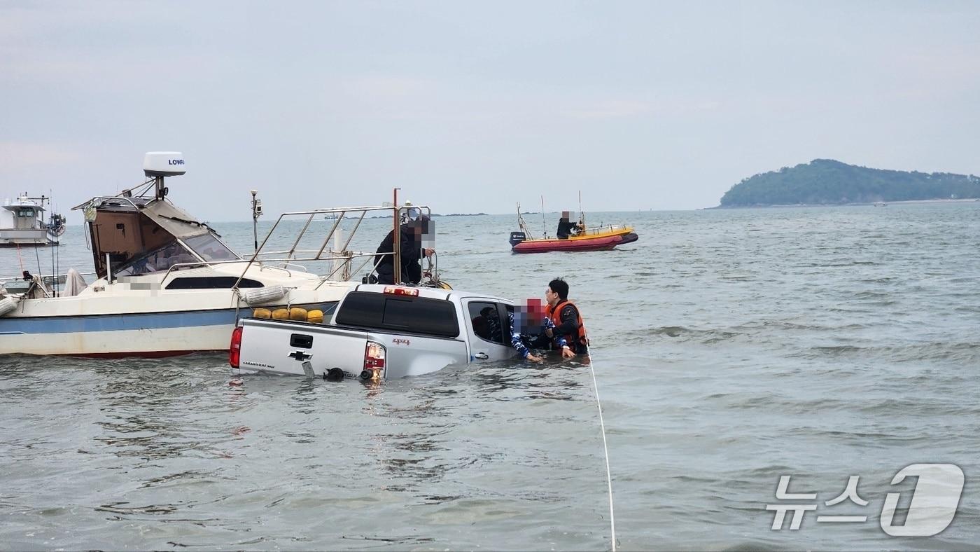 본문 이미지 - 해양경찰관들이 구조활동을 하고 있다. (인천해양경찰서 제공) / 뉴스1