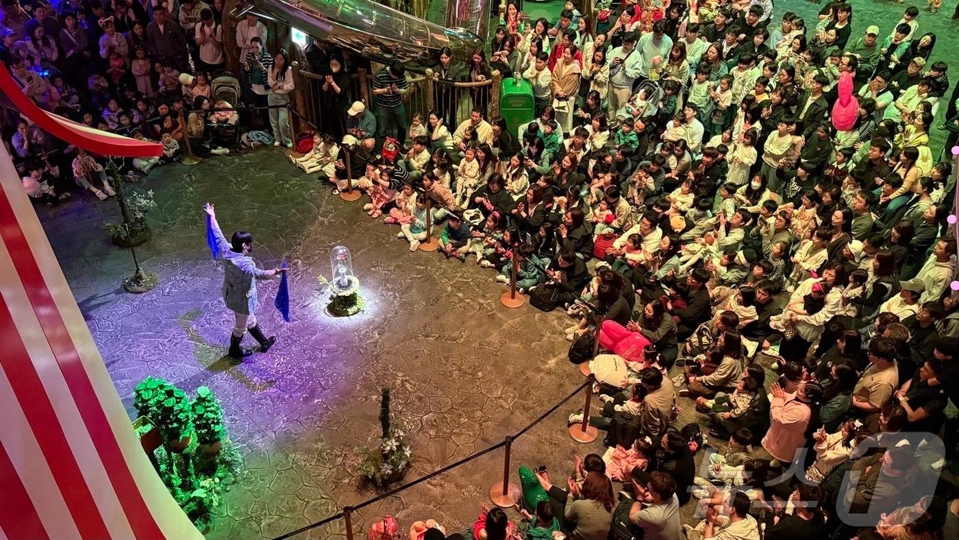 5일 인천 영종도 파라다이스시티 원더박스에서 가족들이 마술쇼를 관람하고 있다. 2025.5.5/뉴스1 ⓒ News1 정진욱 기자